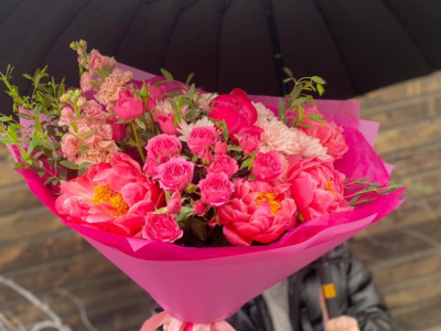 С пионами Шарм