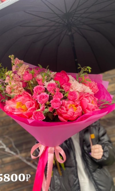 С пионами Шарм