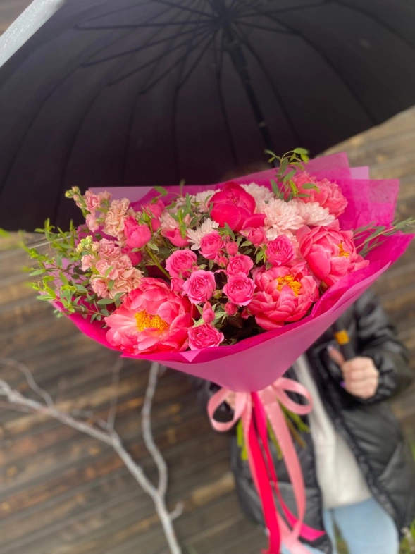 С пионами Шарм