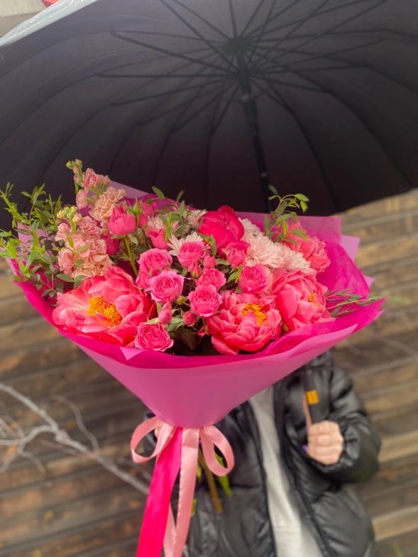 С пионами Шарм