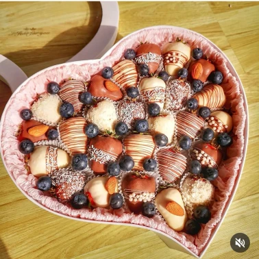 Клубника в шоколаде в сердце