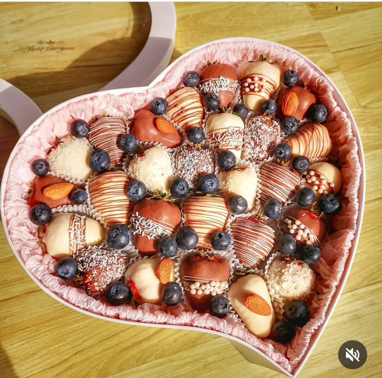 Клубника в шоколаде в сердце