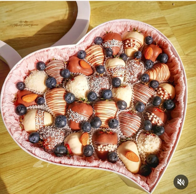 Клубника в шоколаде в сердце